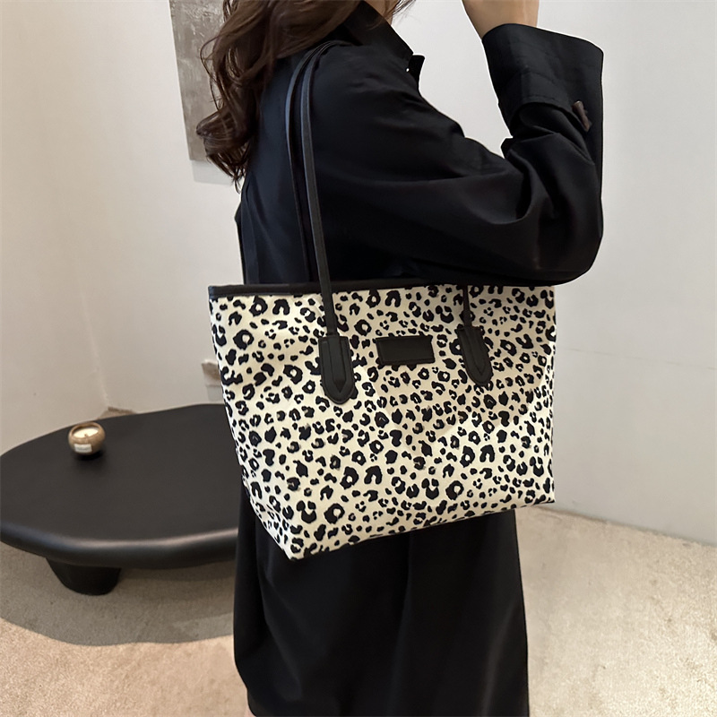 2024 en línea caño invierno nuevo retro leopardo bolso de lona bolso de hombro de niñas bolso de mano casual de gran capacidad