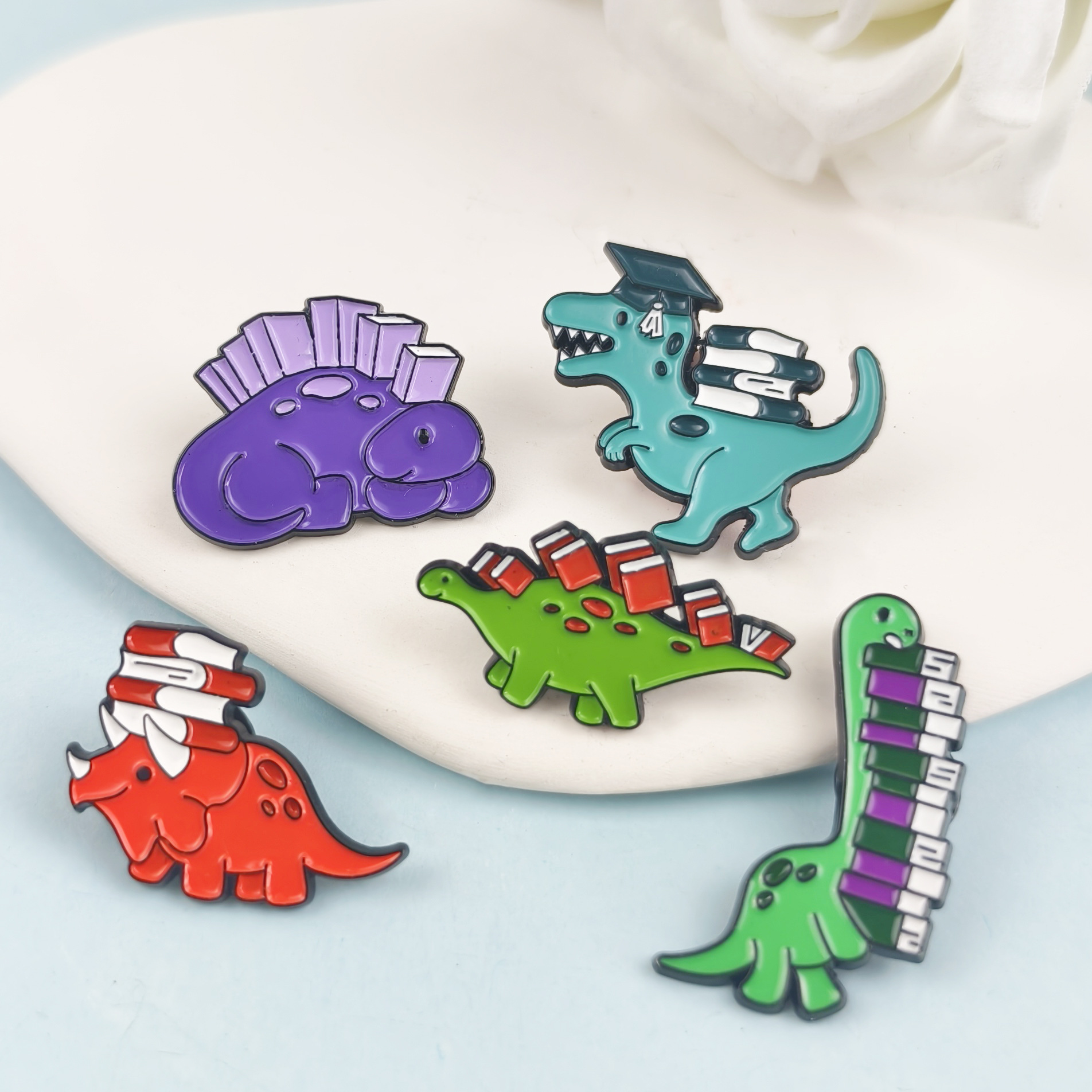 Insignia de broche de aceite de gota de aleación de dibujos animados, joyería europea y americana transfronteriza, lindo dinosaurio, aprendizaje, accesorios de libro, broche en stock