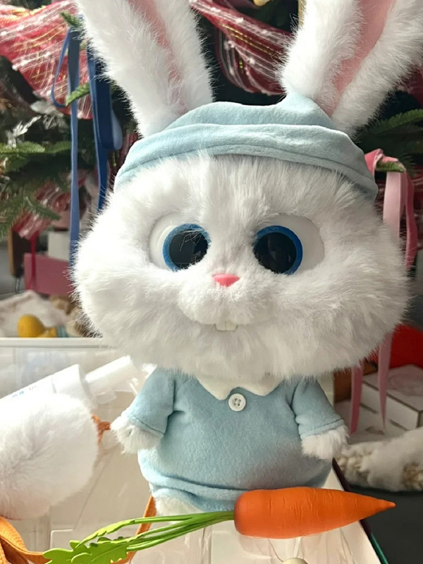 ウサギのボスのぬいぐるみのぬいぐるみのぬいぐるみのぬいぐるみは、大機密ウサギをかわいがって、女の子に誕生日プレゼントをプレゼントします。|undefined