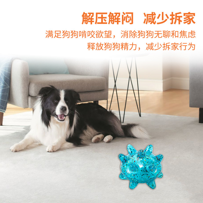 ペットの多角的な開口部には、犬のおもちゃのボールを噛むことができるペットのおもちゃのボールがあります|undefined