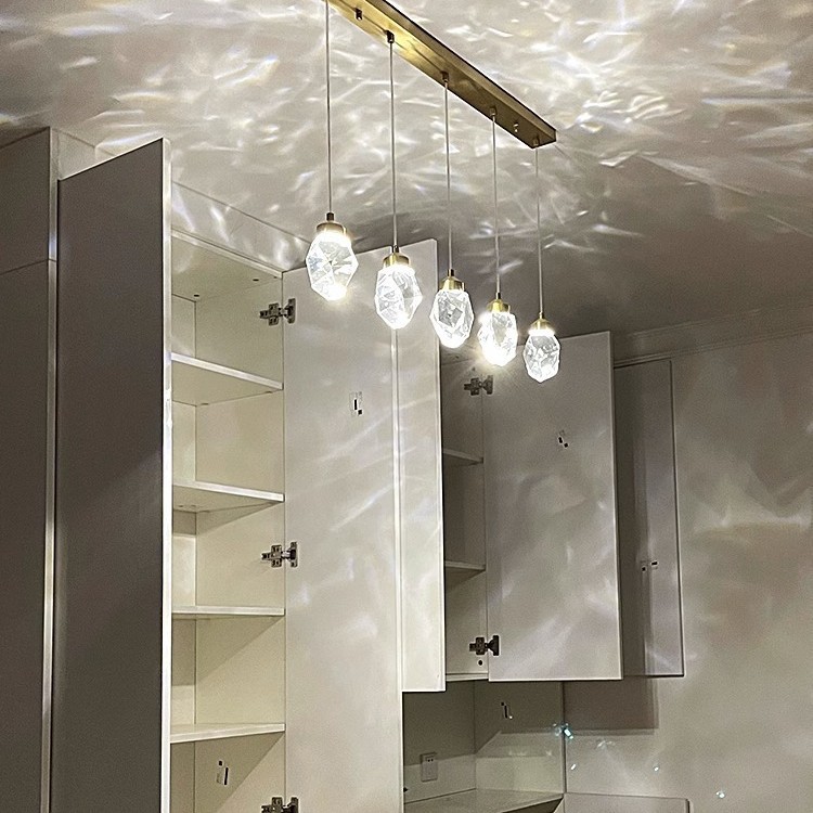 Lámpara de lujo lujosa moderna lámpara de cristal de ángulo de diamante lámpara de cristal escalera de piso vacío villa complejo hielo atmósfera luz larga sala de estar