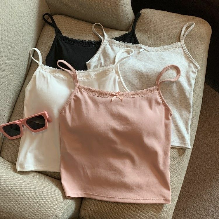 ギャルレースのレースストラップベストの女性は蝶結びの胸のクッションを持っています。|undefined
