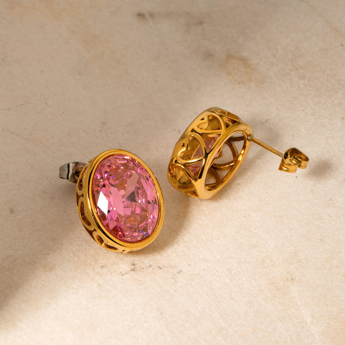 Brincos JD Designer's Gold em aço inoxidável oval com zircônia incrustada com pingente e design vermelho da internet_voghion.com