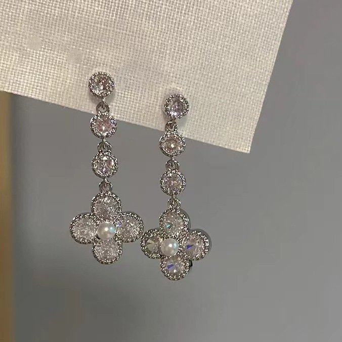 Pendientes de mariposa plisados de circón con aguja de plata Pendientes pequeños y frescos de moda simple Pendientes ligeros de lujo de alta gama al por mayor