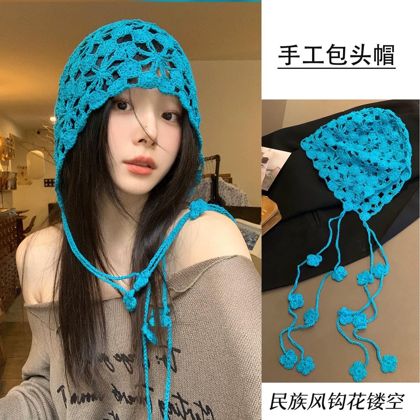 春と秋の手作りのかぎ針の綿の糸の帽子の女性の大きい頭は優雅でカジュアルな旅行に出かけます。