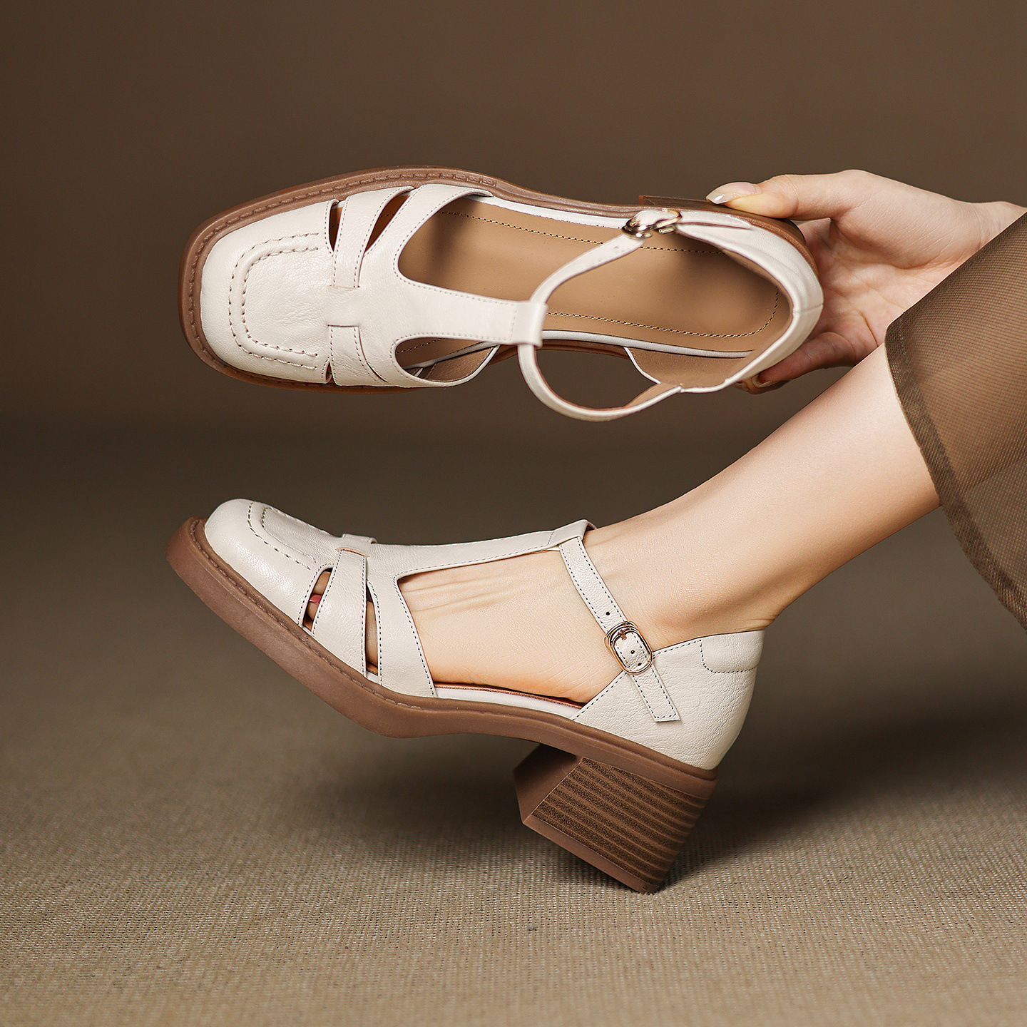 Sandal nữ quai hậu da thật dệt kiểu retro, gót dày, mũi nhọn, đế mềm — Màu trắng nhạt
