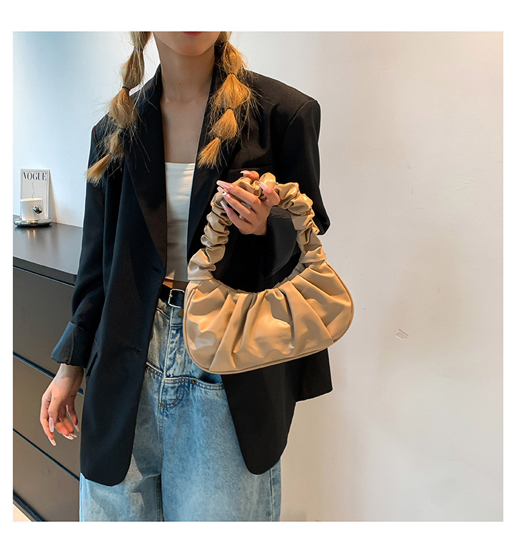 Borsa a tracolla singola a spalla singola con metodo cloud piegato sotto le ascelle da donna 2024. Borsa a mano con texture casual_voghion.com