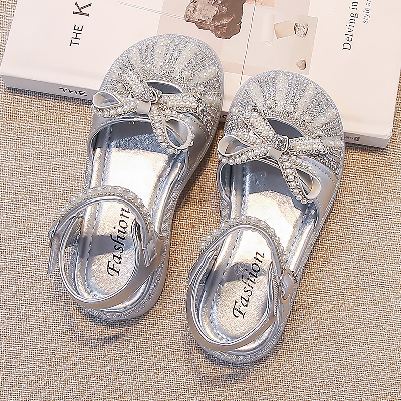 Sandálias de niñas verano 2026 nuevos zapatos de cristal para niños Feng Shui romanos zapatos de diamante para niñas zapatos de suela suave