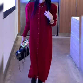 新年红色纽扣连衣裙女轻奢胖mm修身显瘦秋冬新款喜庆外搭毛衣长裙