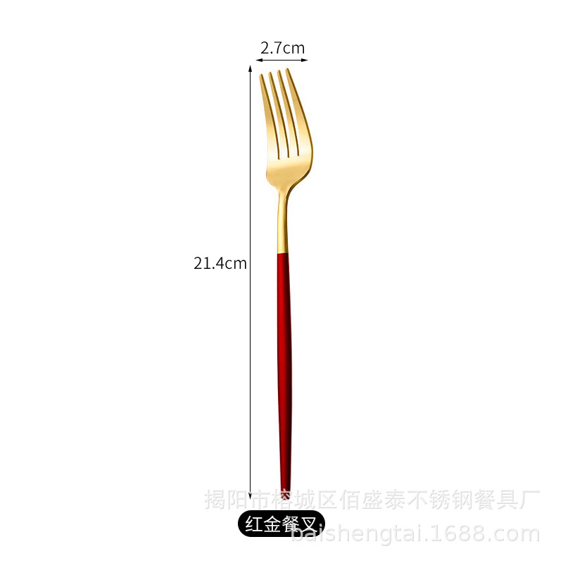 빨간색과 금색 테이블 나이프