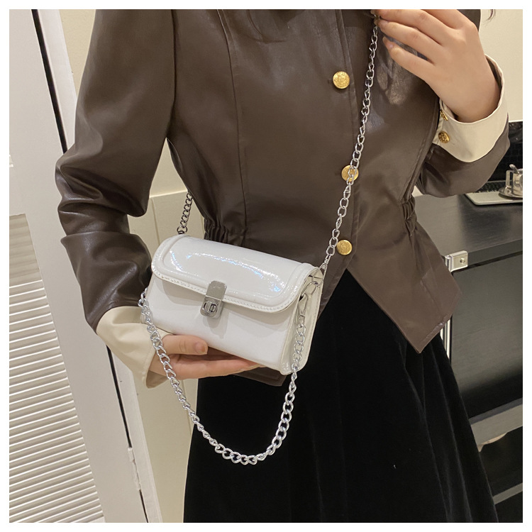 Women's Small Pu Leather Solid Color Vintage Style Streetwear Square Lock Clasp Crossbody Bag display picture 4