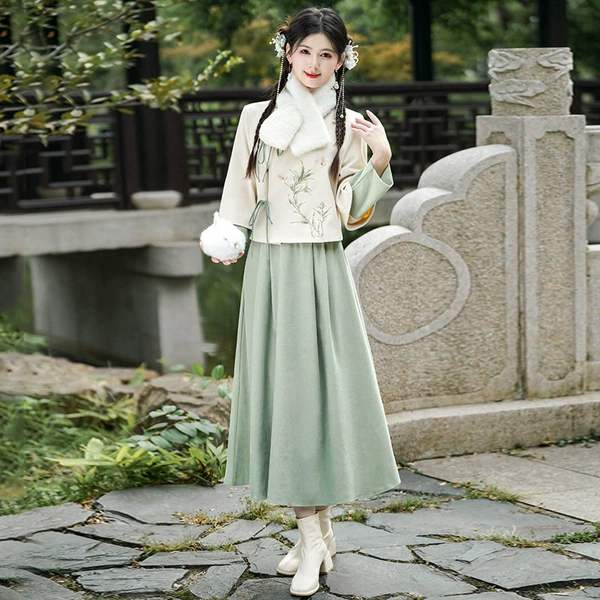 2420 Qingya Apricot + 2421 Light Green
