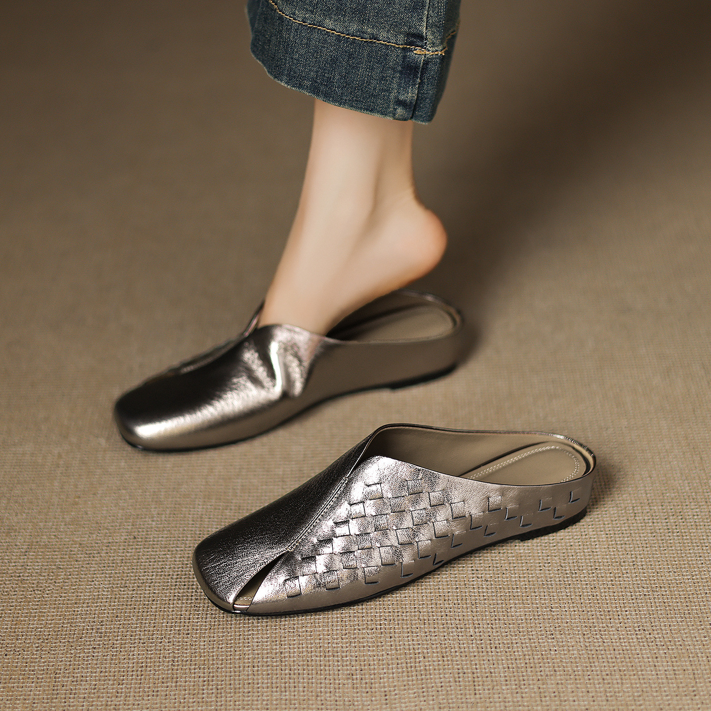 Dép sandal nữ da dê mũi kín đế xuồng bệt dệt — đen
