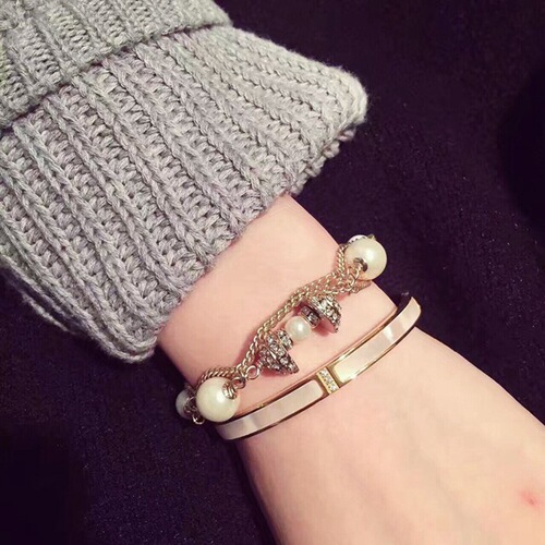 Korean version of white mother-of-pearl shell inlaid with three diamonds, elegant and simple 18K gold bracelet, trendy titanium steel bracelet for women