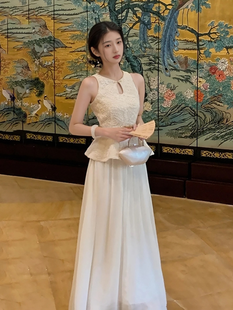 Bộ hai món áo vest không tay và chân váy thêu họa tiết phong cách quốc dân, thon gọn mùa hè — Váy nửa, Áo ba lỗ