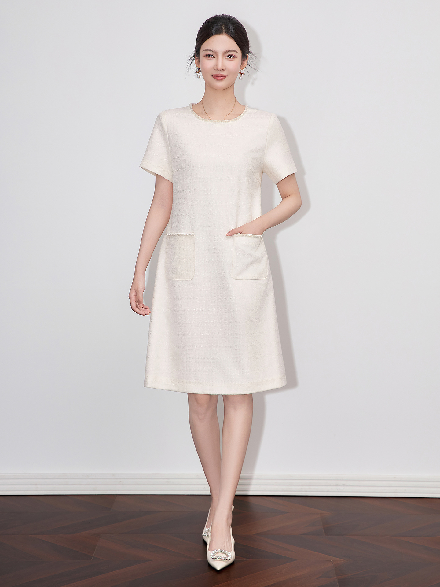 Váy liền nữ kiểu Pháp cổ tròn tay ngắn dệt jacquard ôm nhẹ — Màu be