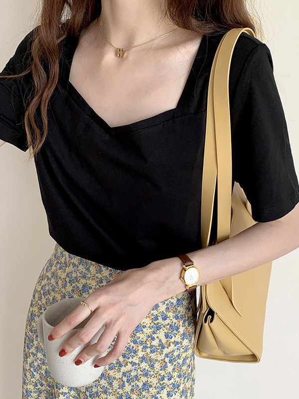 女性のための白い半袖 T シャツ 2025 夏の新スタイルスクエアネックルーズレトロ右肩 V ネックデザインニッチトップトレンディ|undefined