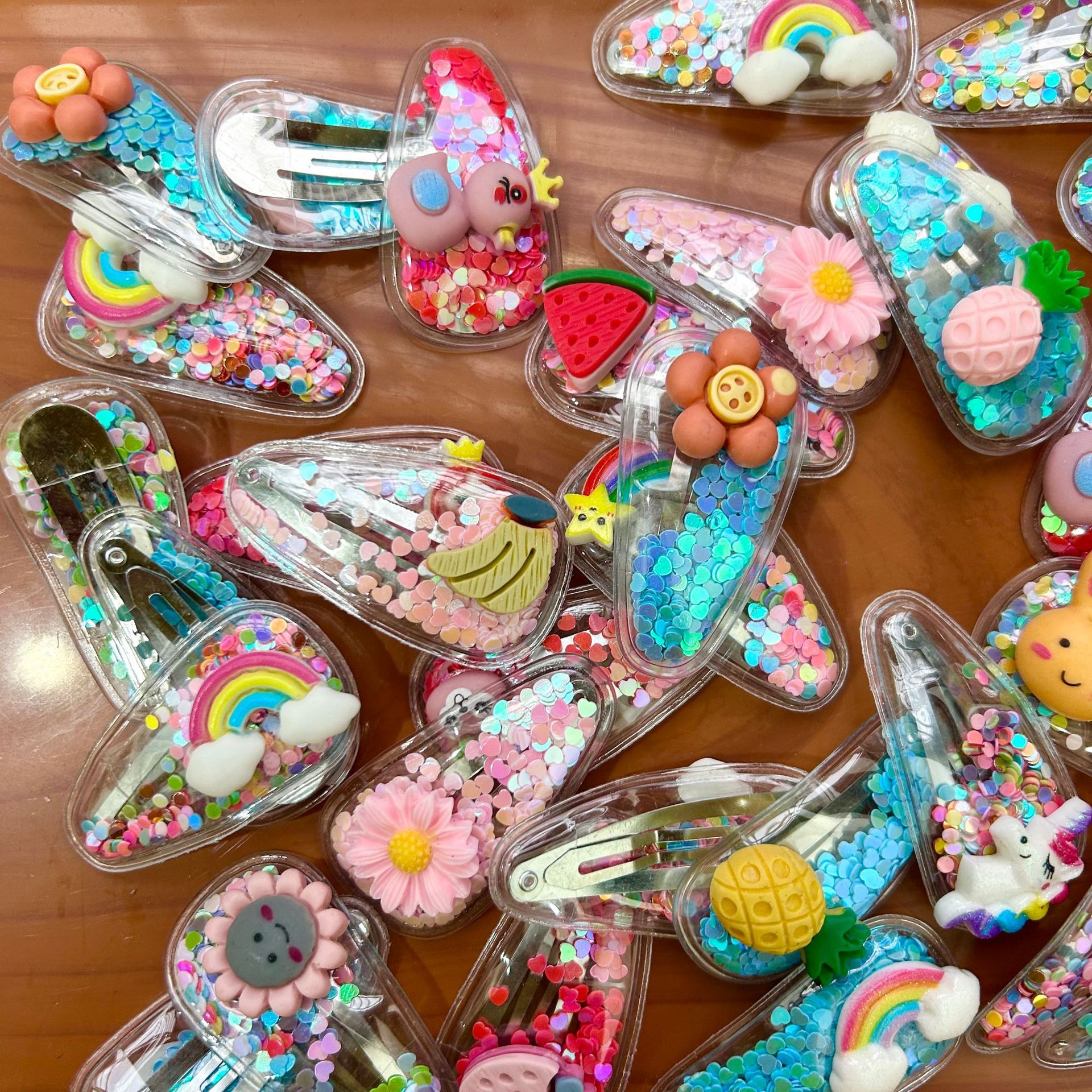 Juegos de cabello en vivo de dibujos animados lindos clips de sofá colocados en puestos de mercado nocturno fuente de joyas para niños al por mayor