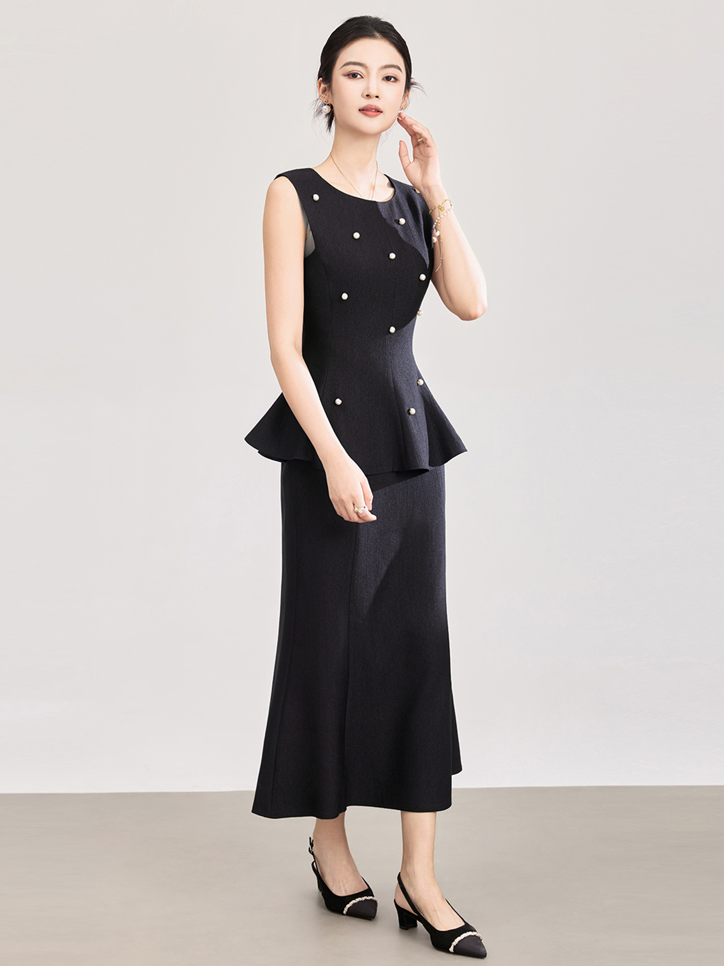 Set áo không tay đính đá kết hợp chân váy midi xòe loe — màu đen