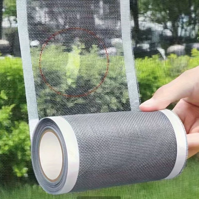 Длинная полая утечка наклеена на канализационный фильтр в ванной комнате