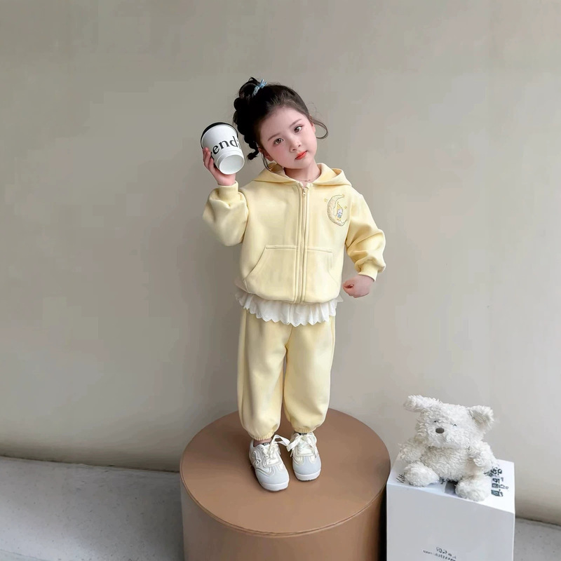 Baby outfit for spring and autumn, star-patterned jacket and pants, stylish autumn clothing for girls, super cute top and casual pants for going out Baby outfit for spring and autumn, star-patterned jacket and pants, stylish autumn clothing for girls, super cute top and casual pants for going out
