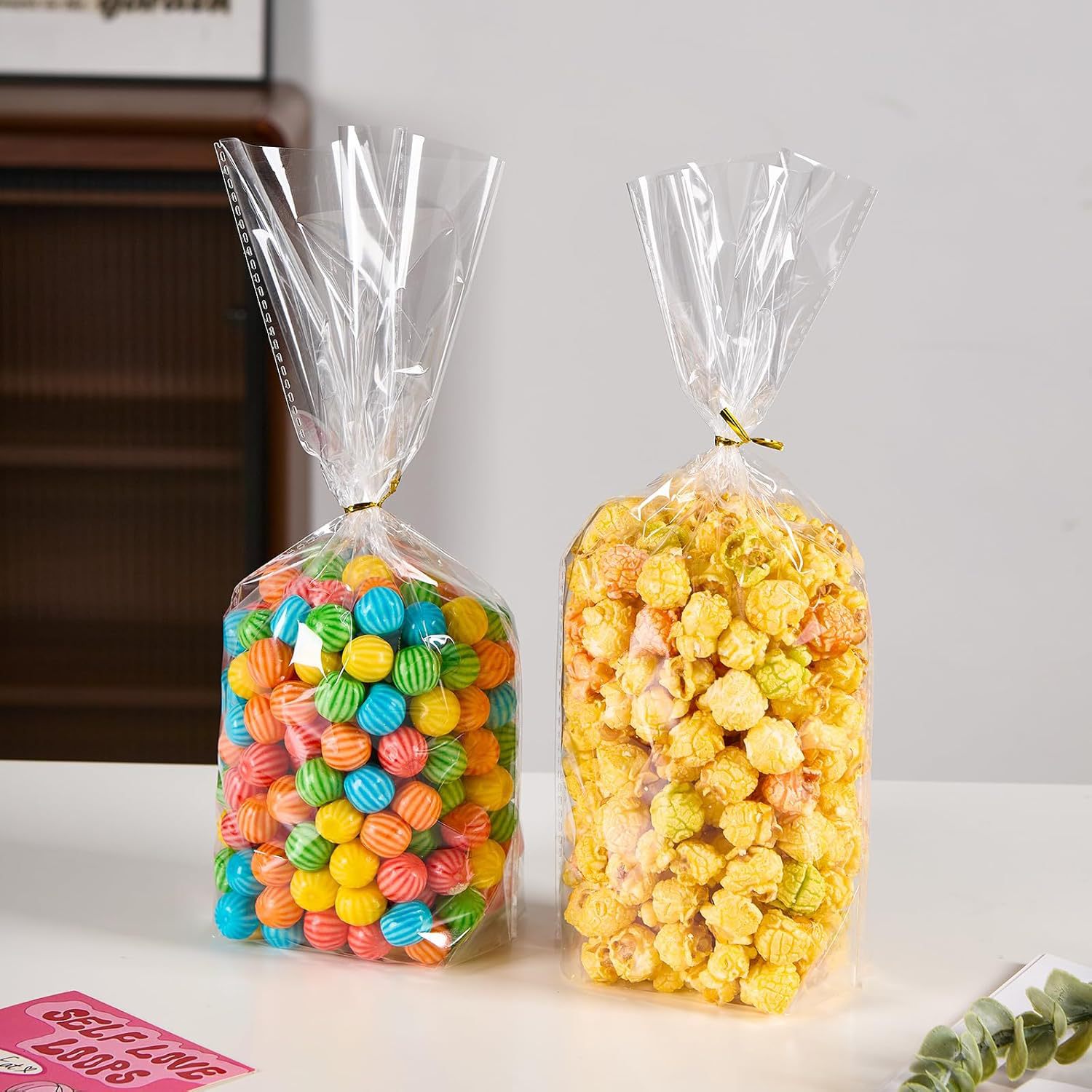 Lotes transparentes de bolsas de vidrio cóncavas insertadas en bolsas de plástico de bolsillo plano de pan dulces palomitas de maíz
