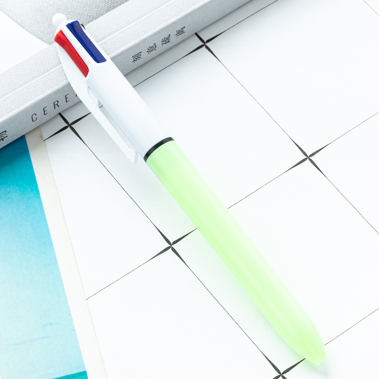 Oficina de aprendizaje de papelería multi-color de la pluma cuatro-en-una mano cuenta trazo clave marcado bolígrafo de plástico bolígrafo