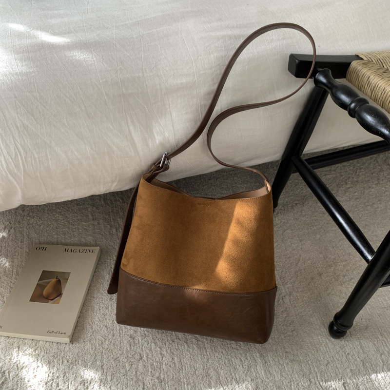 Bolsa de cubo de peluche retro de gamuza para mujeres 2025 nuevo hombro bolso de brazo mochila de gran capacidad bolsa de viaje