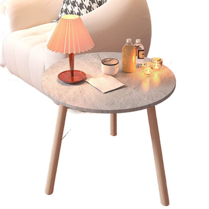 Sofá nórdico con varias mesas redondas de la sala de estar, pequeño dormitorio de lujo, mesas de cabezal de cama, balcón