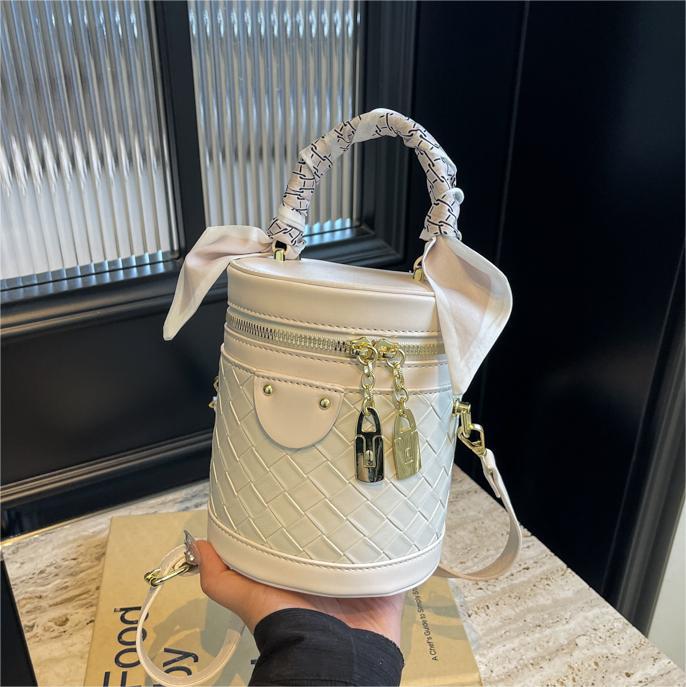 Nicho tejido de alta sensación bolso de mano mujer 2024 verano nuevo estilo versátil bolso de tendencia bolso de balde de explosión