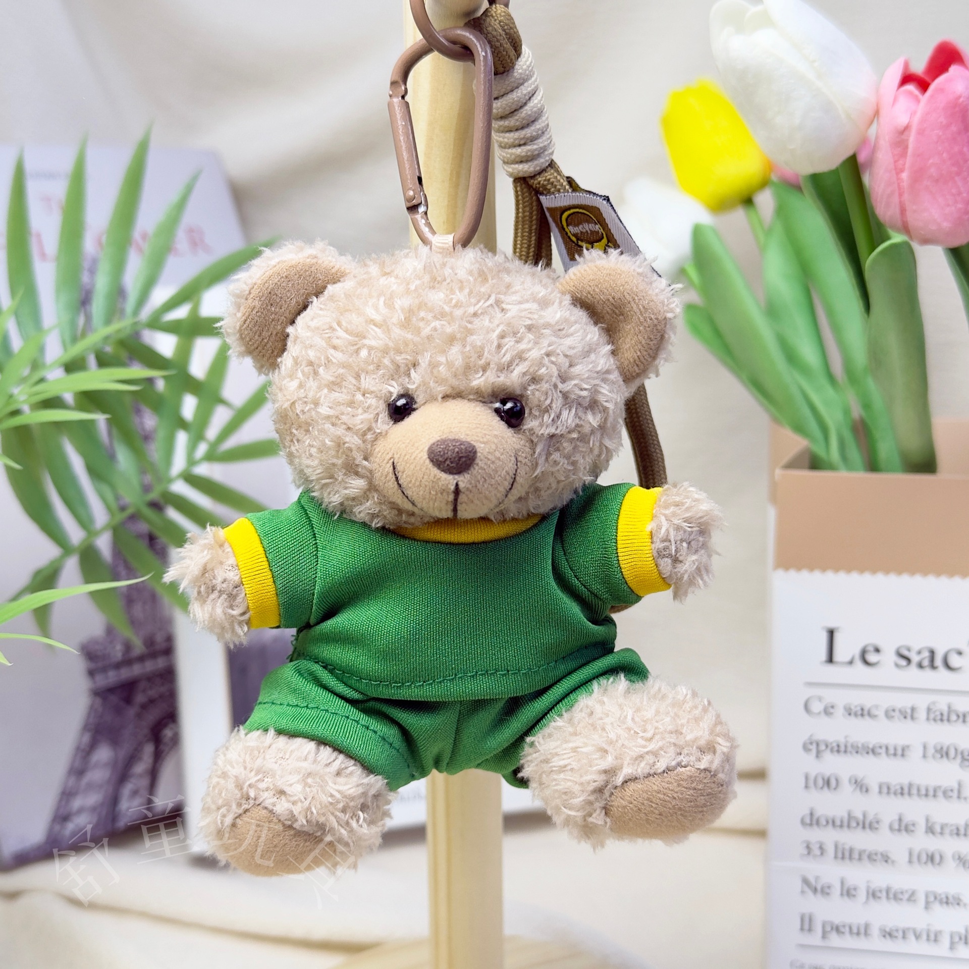 El oso con el traje verde amarillo