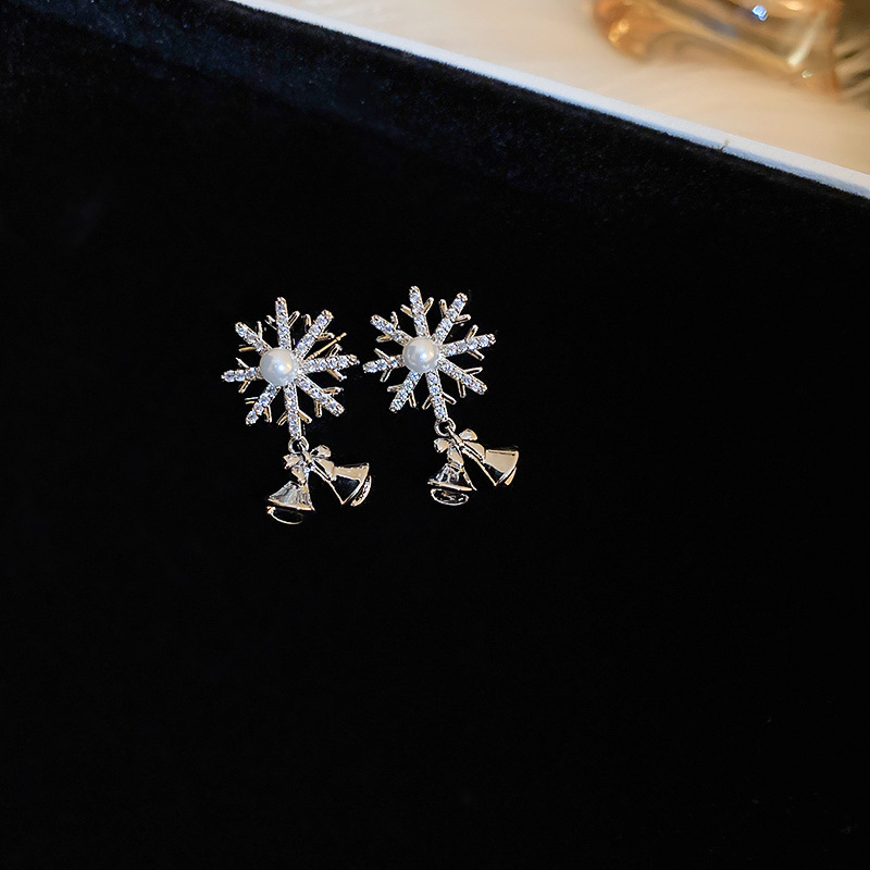 Retro Snowflake Copper Inlay Zircon Earrings 1 Pair