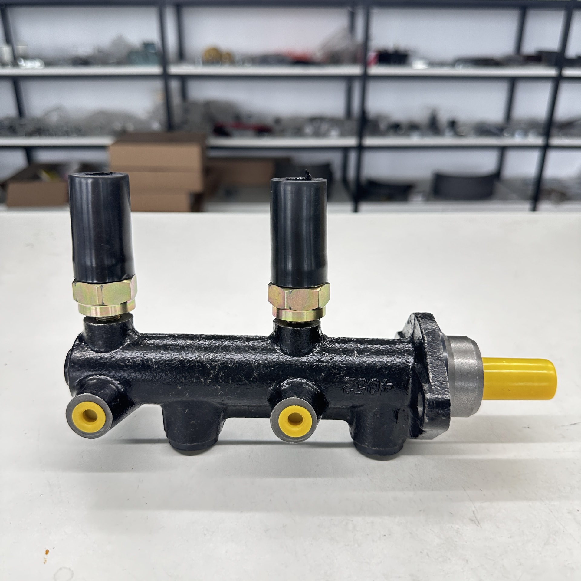 Suitable for Porsche brake master cylinder 477611015A 477-611-015-A