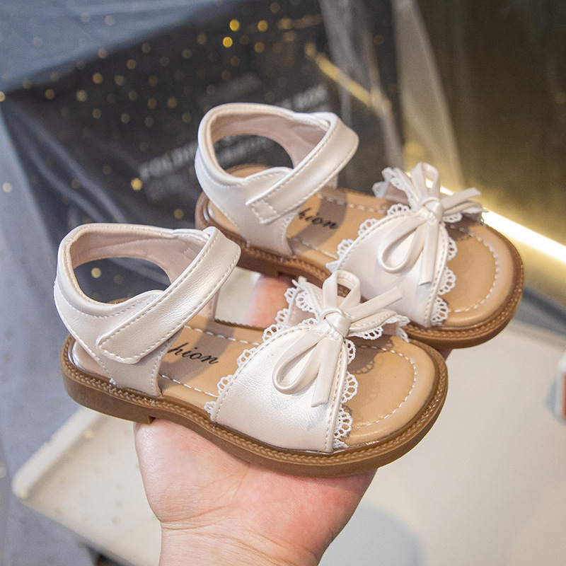 Sandalias para niñas 2025 nuevo estilo verano niña bebé casual zapatos de playa de suela blanda zapatos de princesa con lazo de estilo occidental para niños image 4