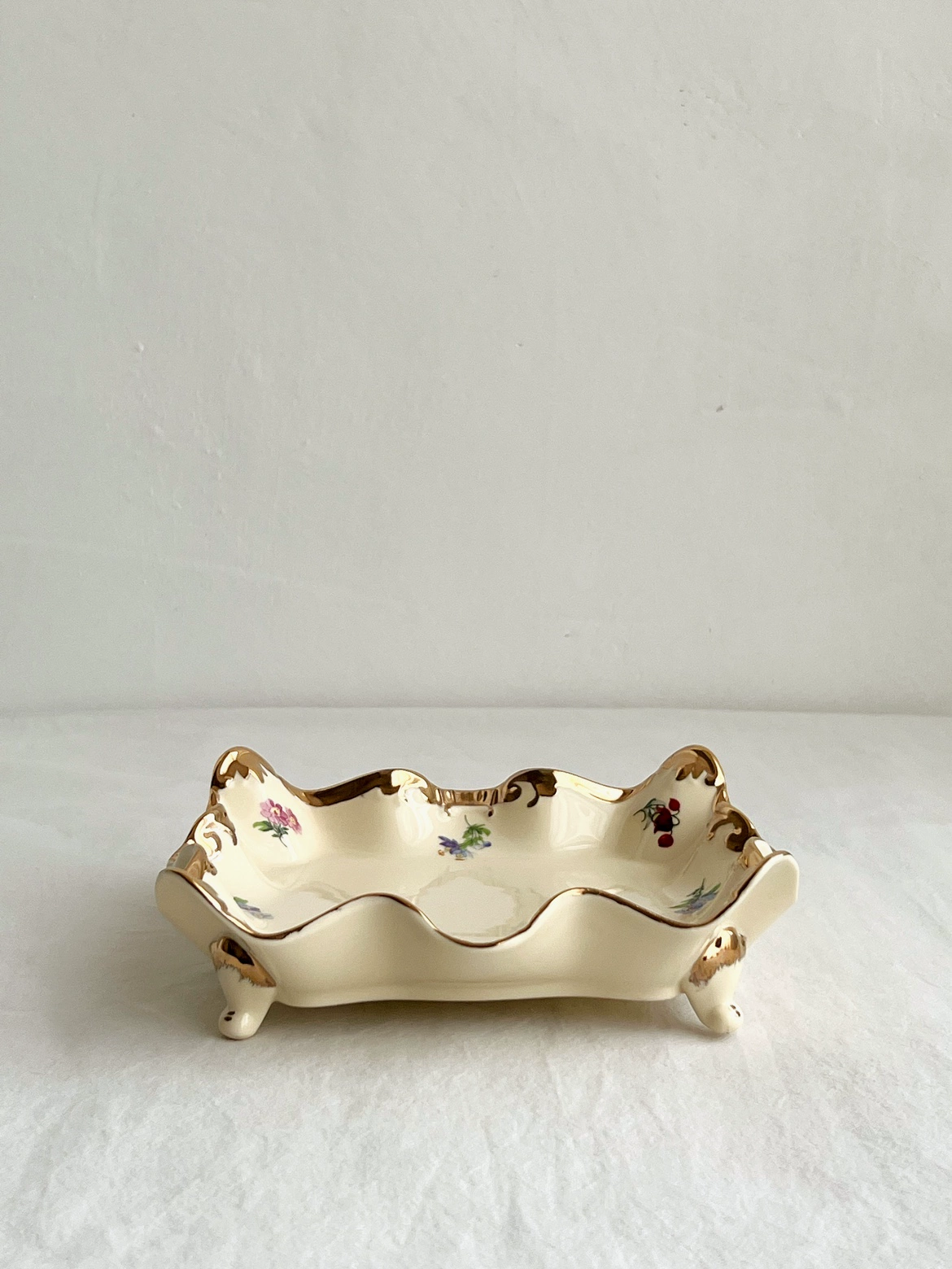 Luxury Pure Handmade Rice-Yellow Ceramic Plate with Gold Flower Trim, Double-Ear Handles, Heavyweight