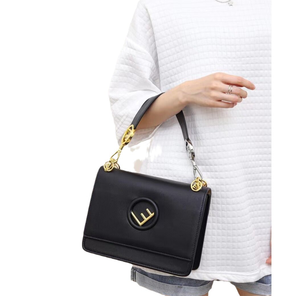 Nuevo bolso tote en otoño e invierno, bolso cuadrado de correas anchas de moda europeas y americanas, bolso de cena mini hueco con estampado de moda portátil