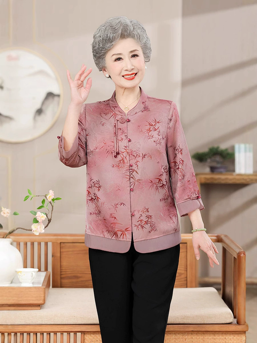 Бабушка летняя новая 70-летняя пожилая женщина