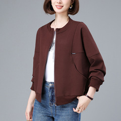 野球服のコートの女性2025の新型中年のお母さん