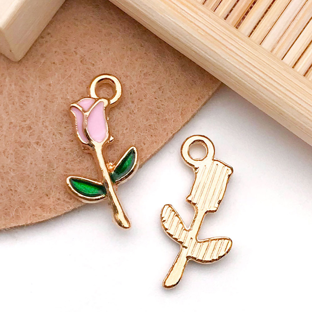 Colgantes esmaltados de flor de cerezo y margarita