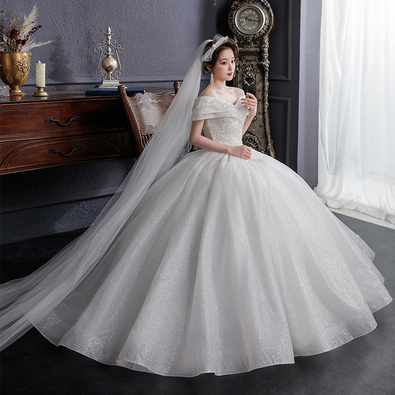 Vestido de novia con hombros descubiertos, nuevo estilo 2026 con cola, elegante estilo francés Hepburn blanco para novias pequeñas, estilo forestal.