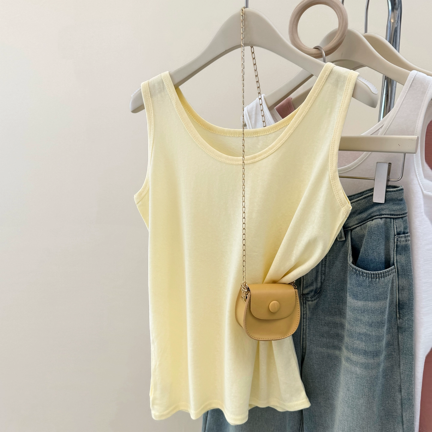 Женская майка 2025, летняя новая облегающая базовая рубашка в корейском стиле, внутренний слой, носимая футболка без рукавов, модный топ.