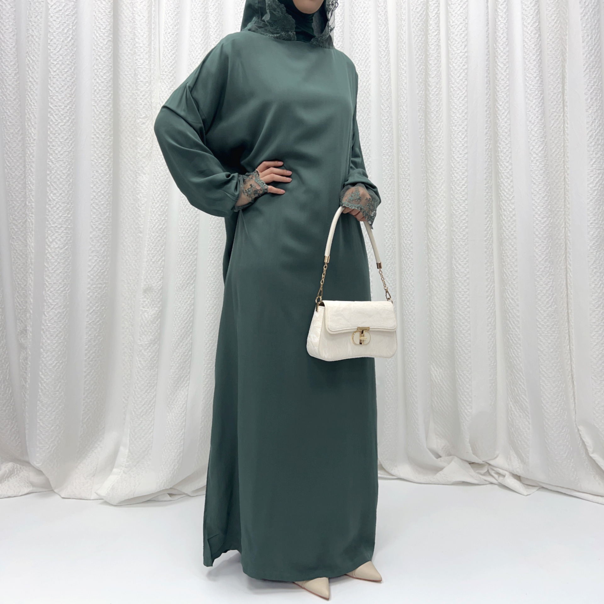 Muslimisches Damenkleid, einfarbig, langes Gewandkleid mit Kapuze, locker fallend, muslimische Mode mit langen Ärmeln und Spitzenbesatz_voghion.com