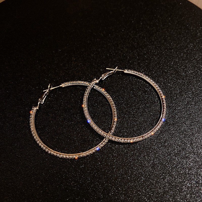 Aguja de plata Pendientes de anillo de elemento transfronterizo europeo y americano Pendientes de nicho de viento frío Pendientes de temperamento de moda Pendientes de lujo ligero y de alta gama