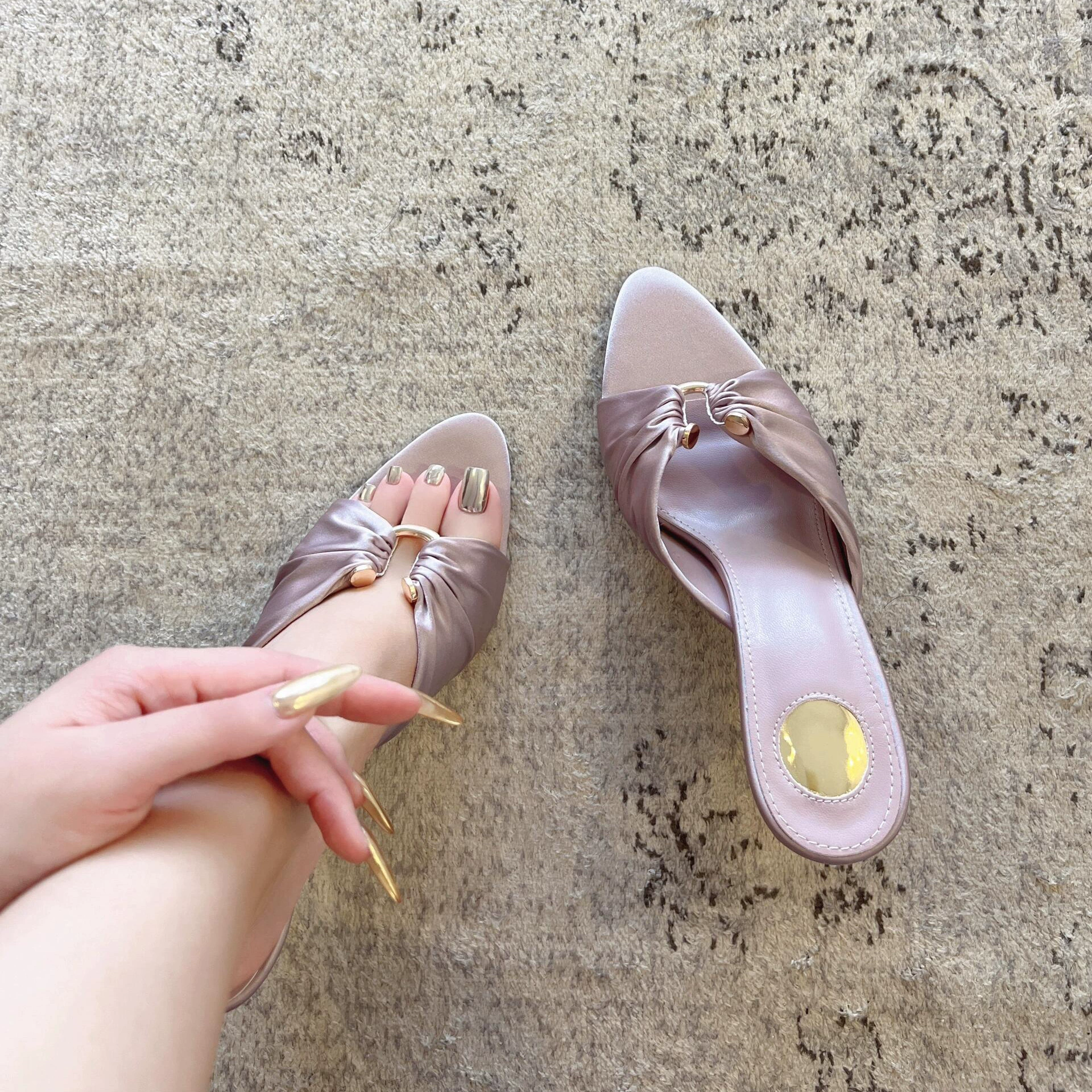 Версия из овчины ~ маленькие женские тапочки на высоком каблуке из натуральной французской кожи с золотой пряжкой, летние полутапочки с открытым носком, босоножки на высоком каблуке, сандалии