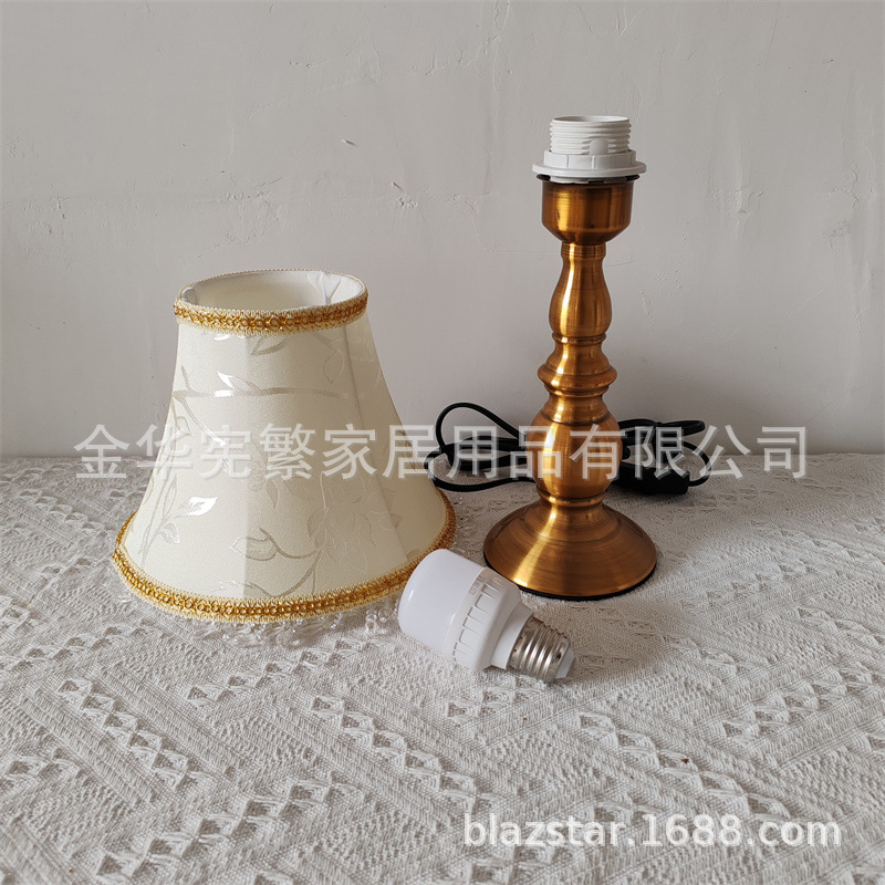 Luz de estilo francés lámpara de mesa de lujo retro metal imitación cobre base tela pantalla dormitorio decoración de noche cálida oscurecimiento luz de la noche
