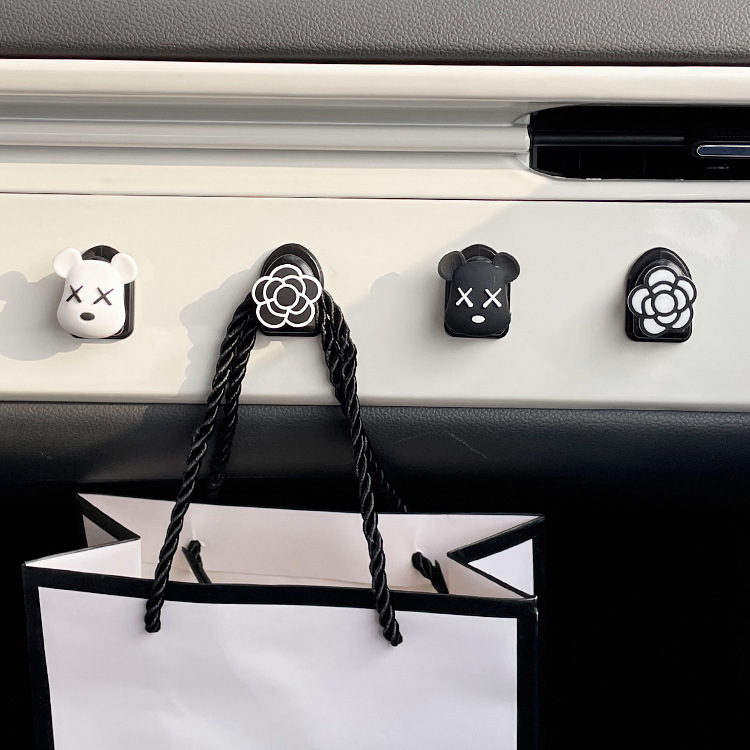 Gancho de automóvil de la disposición frontal multifuncional creativo de automóvil pegado pequeño gancho de automóvil de decoración de automóviles para mujeres