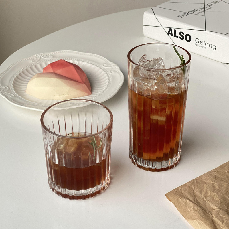 Bicchiere minimalista a righe in stile Ins, ideale per whisky, vino, caffè, succhi di frutta e bevande. Bicchiere per acqua dal design elegante._voghion.com