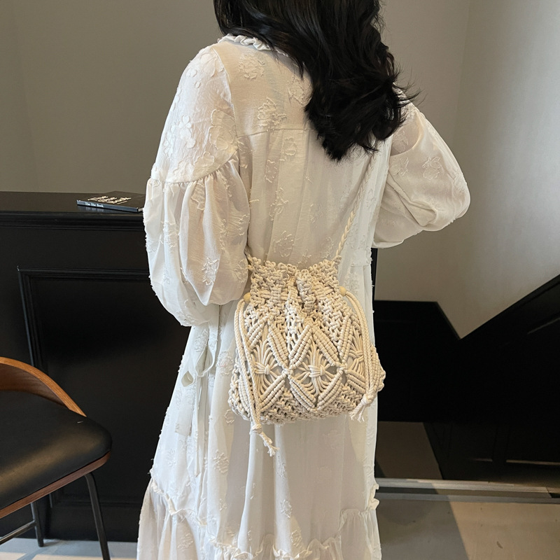 Bolso de cuerda de algodón tejido para mujer verano salvaje 2025 nueva moda diseño de nicho bolso de cubo de mensajero bolso de playa hueco