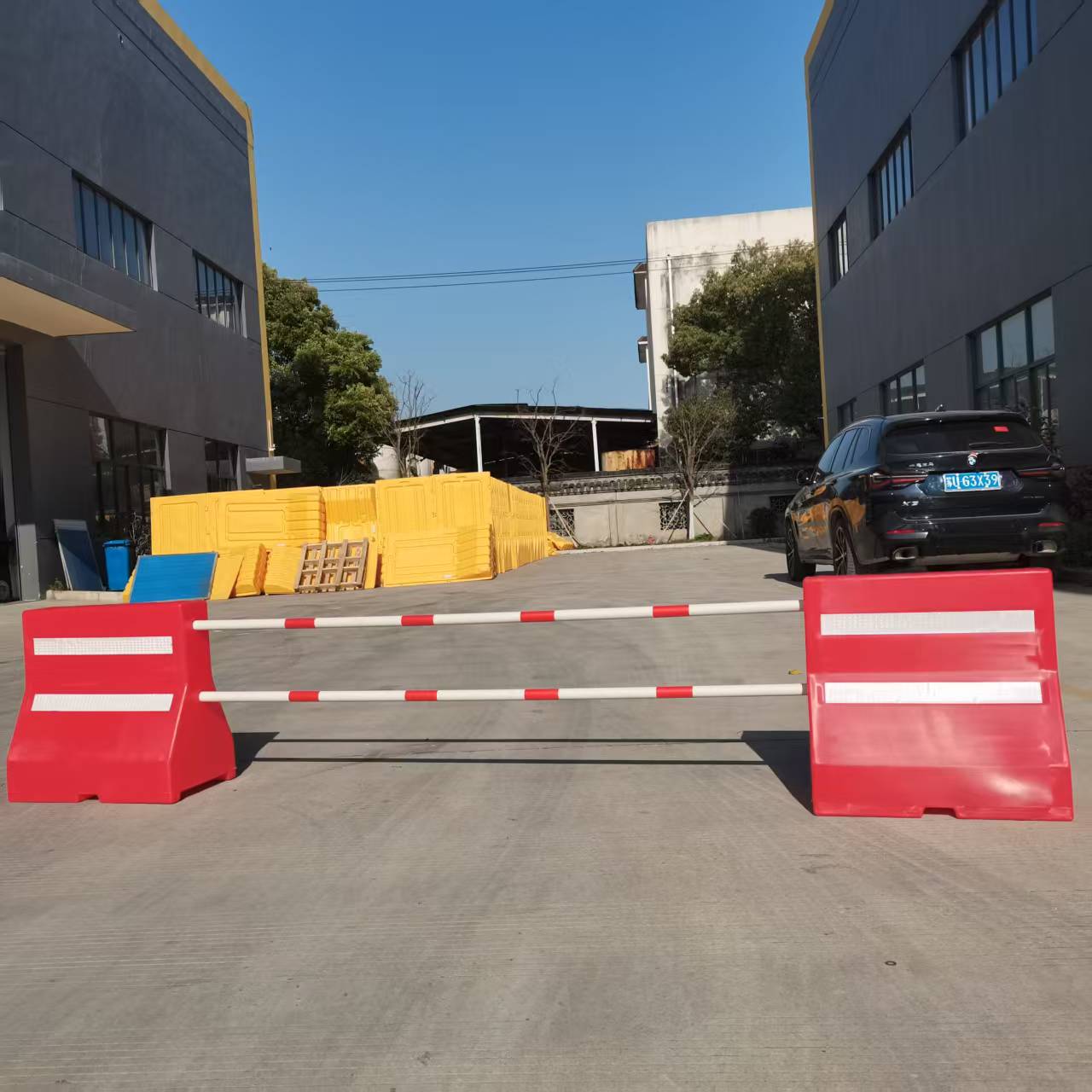 滚塑市政道路施工交通小水马防撞沙桶小区物业门口隔离栏停车护栏