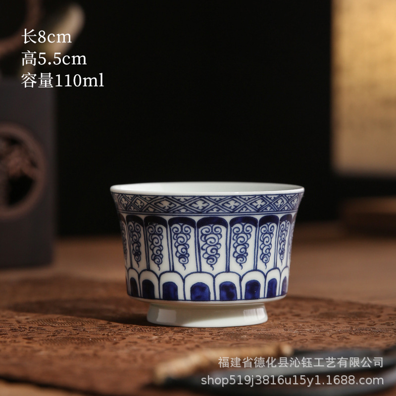 파란색과 꽃 말굽 티 컵-그린 롤 잔디